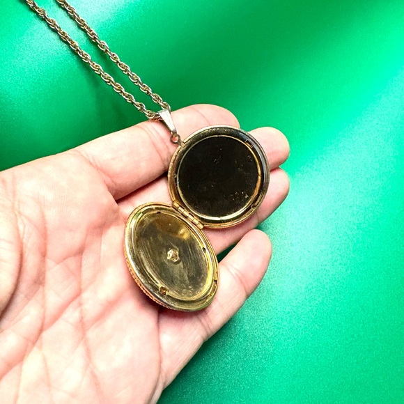 Vintage Gold-toned Locket Necklace - 18" long - Picture 4 of 7